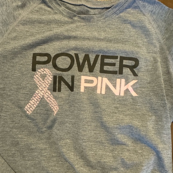 Under Armour grey LS power in pink women’s shirt. Cancer awareness. 🩷🩷 - Picture 2 of 6
